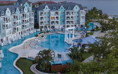 image-starlight-beachfront-club-level-suite-02